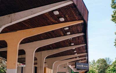 Wewnętrzne "poszycie" zadaszenia wiaty, wykonane z boazerii pełniącej funkcje estetyczne i wyciszające. Pomiędzy wspornikami słup&oacute;w rytmicznie rozlokowane punkty oświetleniowe z zachowanymi oryginalnymi lampkami. Fot. Ludmiła Łapka